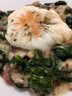 Una foto de Espinacas a la crema con champiñones, jamón y huevo poché