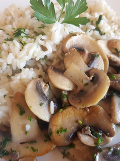 Una foto de Champiñones salteados con arroz blanco. #paraprincipiantes