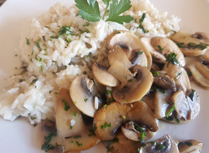 Una foto de Champiñones salteados con arroz blanco. #paraprincipiantes