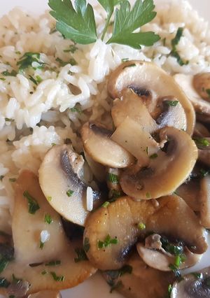 Una foto de Champiñones salteados con arroz blanco. #paraprincipiantes
