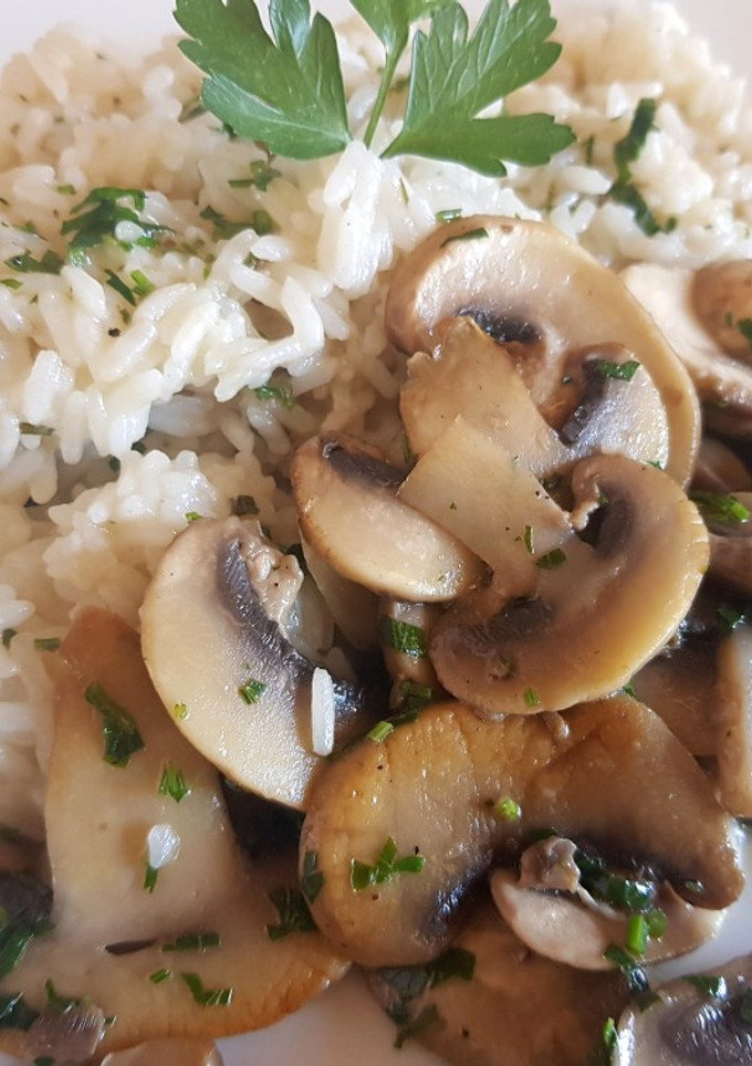 Una foto de Champiñones salteados con arroz blanco. #paraprincipiantes