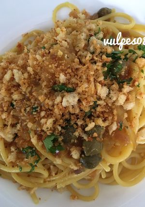Foto di Spaghetti con cipolle di Tropea, zafferano e pane croccante