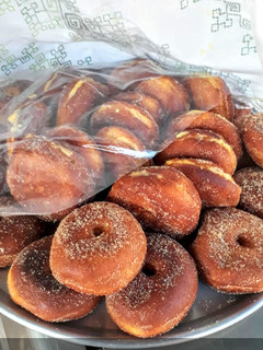 Una foto de Donas azucardas, y Donas rellenas.. 🍩🍩🍩🍩🍩