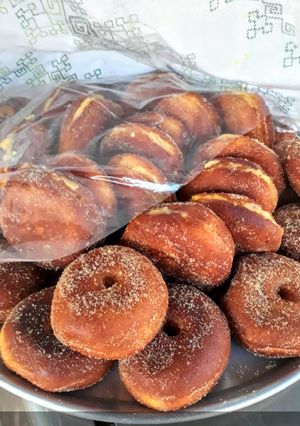 Una foto de Donas azucardas, y Donas rellenas.. 🍩🍩🍩🍩🍩