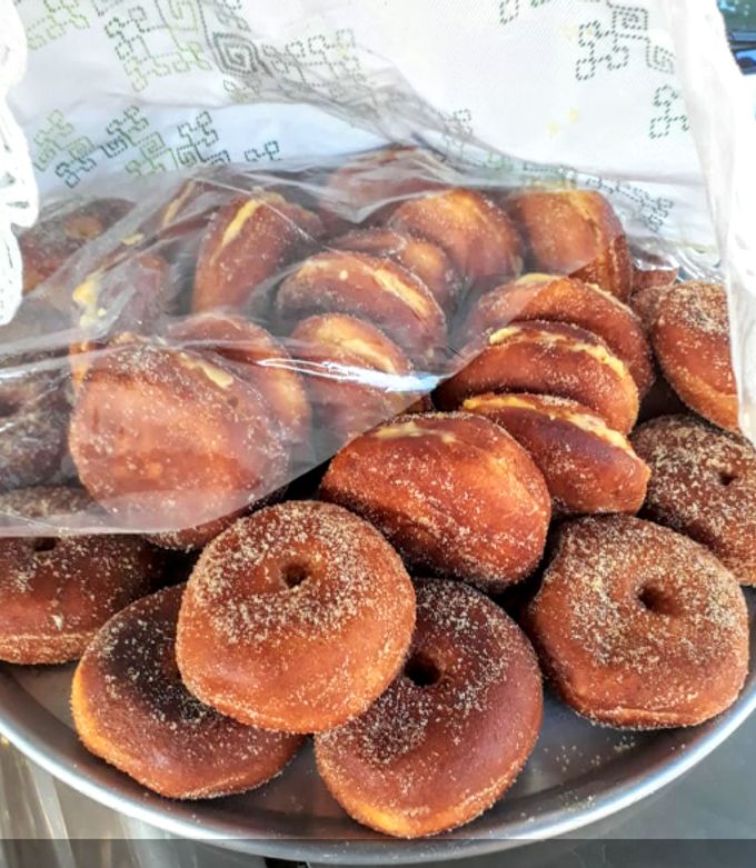 Una foto de Donas azucardas, y Donas rellenas.. 🍩🍩🍩🍩🍩