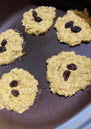 Una foto de Galletitas sanas - de banana y avena con azúcar mascabo y mantequilla de maní 🍌 🥜