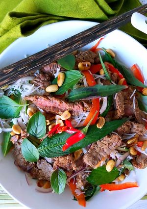 Une photo de Salade de bœuf aux vermicelles Thaï
