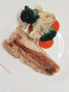 Párolt hekkfilé zöldségkörettel recept fotója