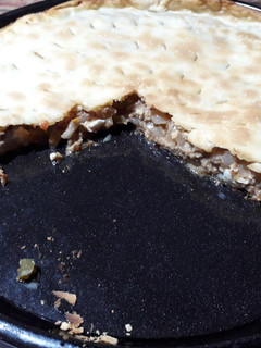 Una foto de Empanada gallega con chorizo colorado y panceta