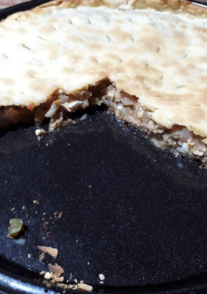 Una foto de Empanada gallega con chorizo colorado y panceta