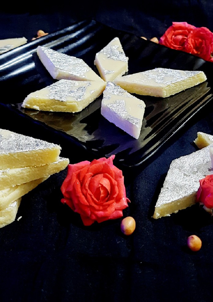 மிருதுவான வேர்க்கடலை கட்லி (soft peanut katli recipe in tamil) செய்முறை முக்கிய புகைப்படம்