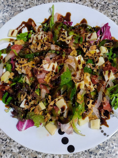 Una foto de Ensalada fresca con queso de oveja curado