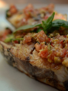 Una foto de Corvina a la plancha con vinagreta mediterránea