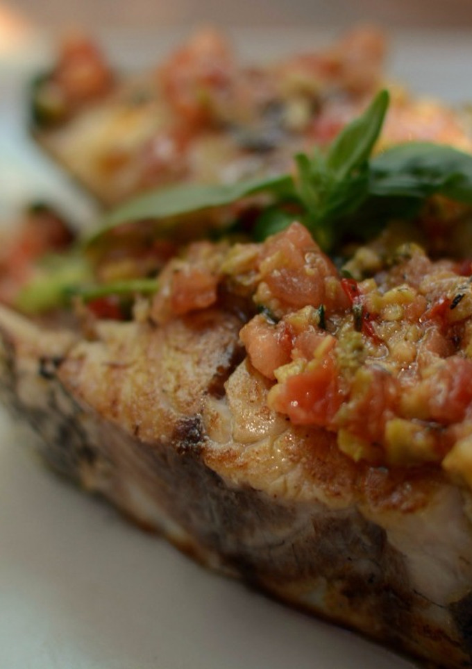 Una foto de Corvina a la plancha con vinagreta mediterránea