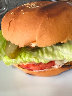 Una foto de P. L.T sándwich