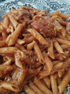 Una foto de Macarrones con tomate, atún y queso