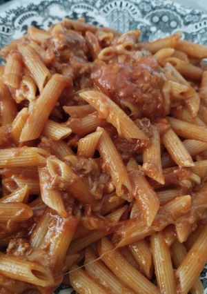 Una foto de Macarrones con tomate, atún y queso