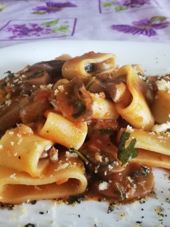 Foto di Calamarata con Funghi Champignon, Pomodorini al Profumo di Pane Profumato