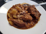 Costilla de cerdo guisada con garbanzos y patatas
