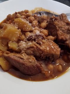 Una foto de Costilla de cerdo guisada con garbanzos y patatas