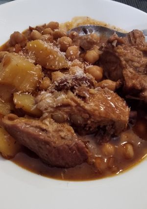 Una foto de Costilla de cerdo guisada con garbanzos y patatas