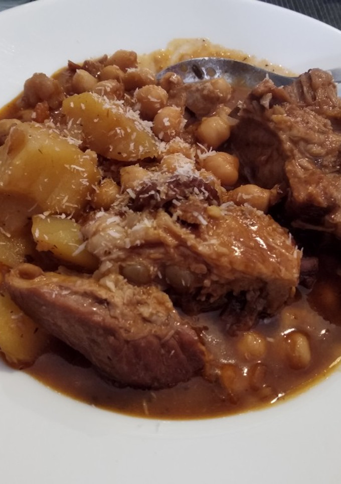 Una foto de Costilla de cerdo guisada con garbanzos y patatas