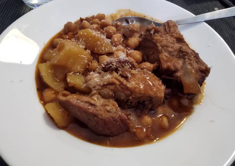 Costilla de cerdo guisada con garbanzos y patatas