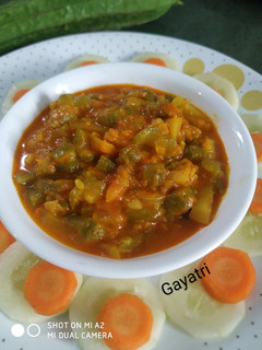 तुरई और आलू की सब्जी (Turai aur aloo ki sabji recipe in Hindi) रेसिपी मुख्य फोटो