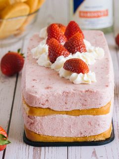 Una foto de Pastel de Mousse de Fresas