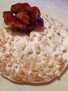 Una foto de Empanadilla de manzana con nuez caramelizada