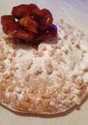 Una foto de Empanadilla de manzana con nuez caramelizada