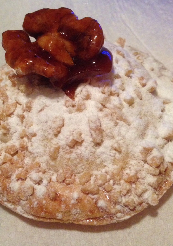 Una foto de Empanadilla de manzana con nuez caramelizada