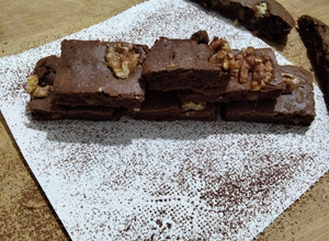 A picture of Chocolate walnut brownie.