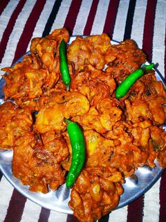 बेसन प्याज़ के पकौड़े (besan pyaz ke pakode recipe in Hindi) रेसिपी मुख्य फोटो