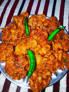बेसन प्याज़ के पकौड़े (besan pyaz ke pakode recipe in Hindi) रेसिपी मुख्य फोटो
