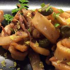 A picture of Calamari con capperi e limone.