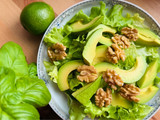 🌱 Salad Bơ Sáp & Hạt Óc Chó