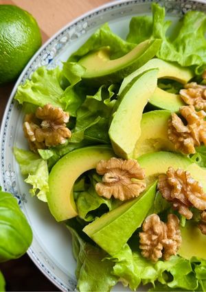Hình của món 🌱 Salad Bơ Sáp & Hạt Óc Chó.