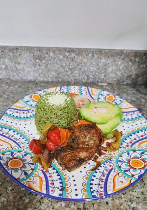 Una foto de Atún en vinagre balsámico con arroz de espinaca