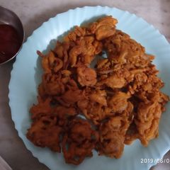 A picture of Kanda bhajiya.