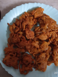 A picture of Kanda bhajiya.