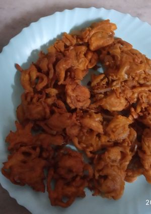 A picture of Kanda bhajiya.