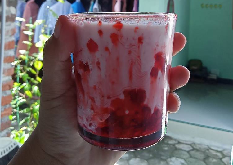 Bagaimana Membuat Strawberry Latte, Menggugah Selera
