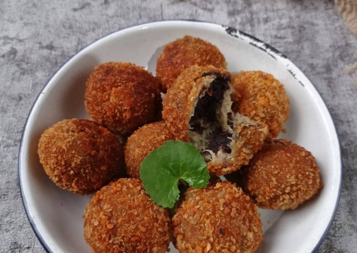 Langkah Mudah untuk Menyiapkan Bola pisang crispy isi coklat yang Lezat