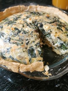 Una foto de Quiche de espinacas, ciruelas, piña