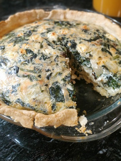 Una foto de Quiche de espinacas, ciruelas, piña