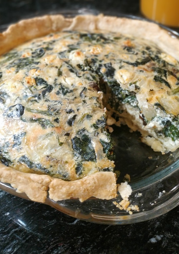 Una foto de Quiche de espinacas, ciruelas, piña