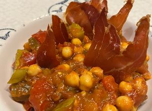Foto principal de Pisto de Calabacín y Berenjena con Garbanzos y Crujiente de Serrano !!!