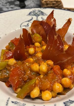 Una foto de Pisto de Calabacín y Berenjena con Garbanzos y Crujiente de Serrano !!!