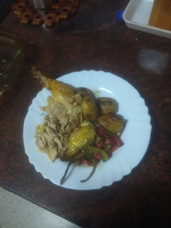 Una foto de Pollo asado casero con guarnición